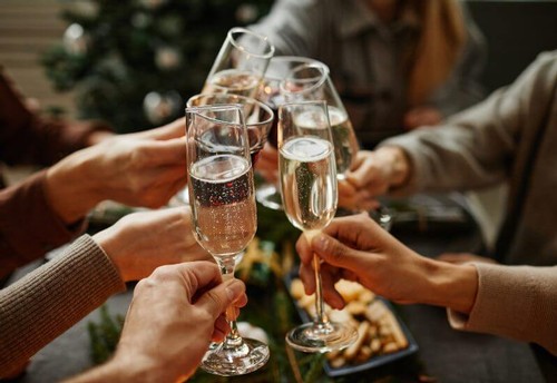 Doux Champagne: Taste, Food Pairings, Best Wines to Try in 2023